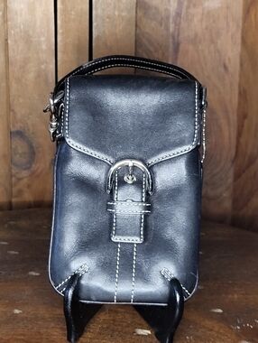 Men's Black Leather Crossbody Pouch with Contrast Stitching